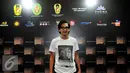 Aktor Adipati Dolken, berpose saat menghadiri jumpa pers sekaligus pemutaran perdana Film Jenderal Soedirman di Jakarta, Senin (24/8/2015). Adipati berperan sebagai Jenderal Soedirman dalam film tersebut. (Liputan6.com/Andrian M Tunay)