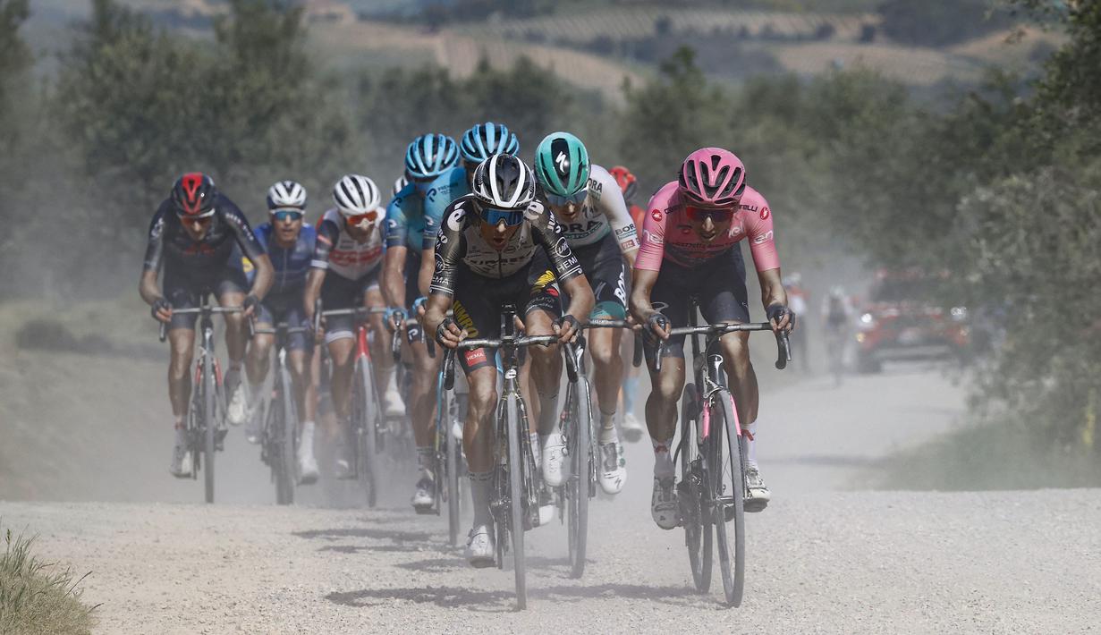 Pada balapan Giro d’Italia kali ini, Bernal mengantongi poin penuh ketika etape 9 Castel di Sangro ke Sampo Felice dan etape 16 Sacile ke Cortina d’Ampezzo. Kala itu ketika etape 16 berjalan, panitia harus memangkas jaraknya dari 212 km menjadi 153 km akibat cuaca buruk. (Foto: AFP/Luca Bettini)