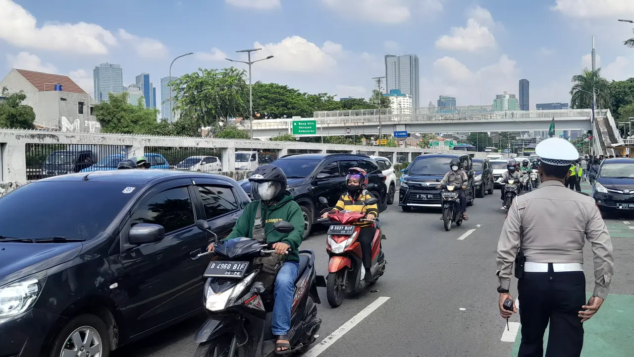 Jalan di depan DPR dibuka usai demo buruh menolak kenaikan harga BBM berakhir, Selasa (6/9/2022).