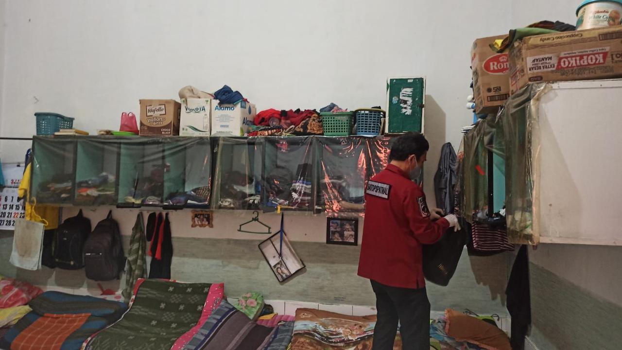 Tim Satuan Operasional Kepatuhan Internal Pemasyarakatan Divisi Pemasyarakatan Kanwil Kementerian Hukum dan HAM Jawa Timur geledah Lapas Situbondo (Istimewa)