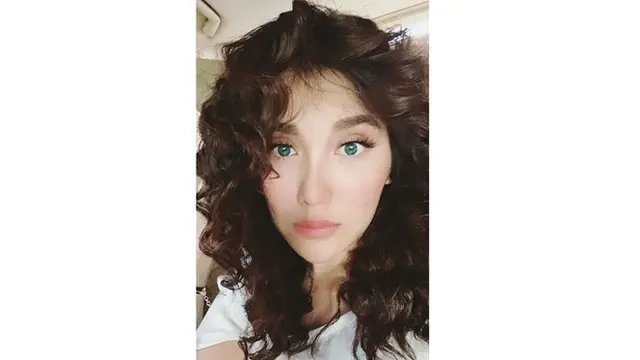 Makin Mirip Bilqis, Ini 6 Gaya Rambut Keriting Ayu Ting Ting yang Curi Perhatian