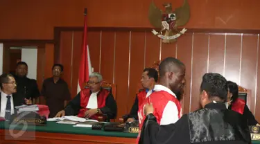 Terdakwa kasus narkotika sabu seberat 6,3 kg Arinze Petrus Eneh (kedua kanan) menjalani sidang vonis di PN Jakarta Barat, Jakarta, (18/5). Majelis Hakim  PN Jakarta Barat menjatuhkan vonis 20 tahun penjara kepada Arinze Petrus. (Liputan6.com/Helmi Afandi)