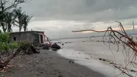 Abrasi di Pantai Karangwinong, kawasan muara Sungai Serayu, Cilacap sudah mencapai pekarangan dan merusak rumah warga. (Foto: Liputan6.com/JPL Cilacap/Muhamad Ridlo)