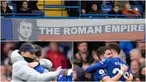 Kolase foto dari spanduk The Roman Empire (atas), pelukan Thomas Tuchel (kiri), dan pelukan Jorginho saat Chelsea mengalahkan Newcastle di Stamford Bridge, Minggu (13/3/2022). (AP Photo)