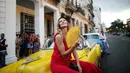 Model asal Brasil, Gisele Bundchen duduk di mobil saat berpose sebelum fashion show bersama rumah mode Chanel di jalan Paseo del Prado di Havana, Kuba, 3 Mei 2016. (REUTERS/Alexandre Meneghini)
