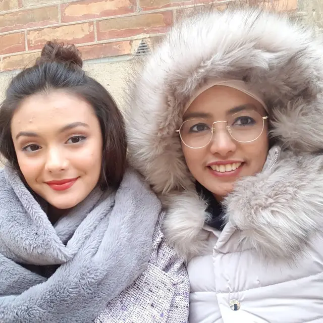 6 Potret Kebersamaan Amanda Rawles dan Sang Ibunda, Bak Kakak Adik