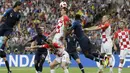 Striker Kroasia, Mario Mandzukic, melakukan gol bunuh diri pada laga final Piala Dunia di Stadion Luzhniki, Moskow, Minggu (15/7/2018). Prancis menang 4-2 atas Kroasia. (AP/Matthias Schrader)
