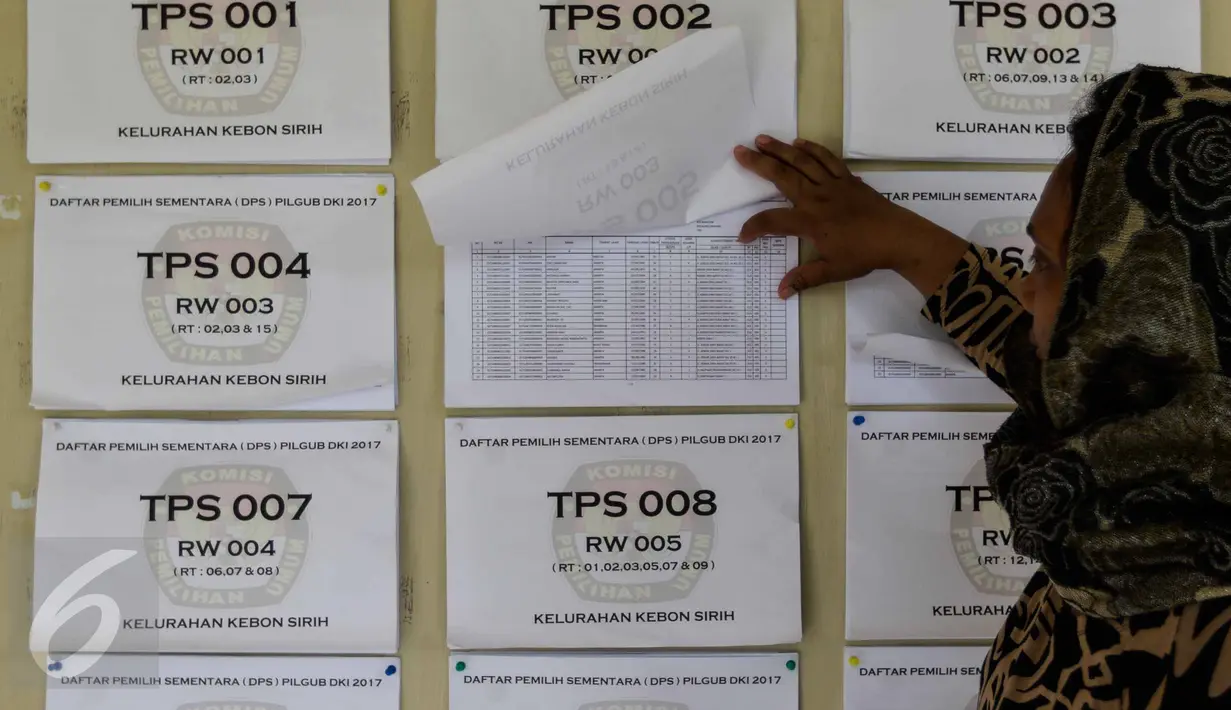 Seorang warga melihat Daftar Pemilih Sementara (DPS) Pemilihan Gubernur dan Wakil Gubernur DKI Jakarta Tahun 2017 di Kantor Kelurahan Kebon Sirih, Jakarta Pusat, Rabu (16/11). (Liputan6.com/Faizal Fanani)
