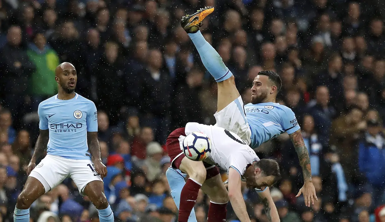 Bek Manchester City, Nicolas Otamendi, berebut bola dengan gelandang Burnley, Ashley Barnes, pada laga Premier League di Stadion Etihad, Manchester, Sabtu (21/10/2017). City menang 3-0 atas Burnley. (AP/Martin Rickett)