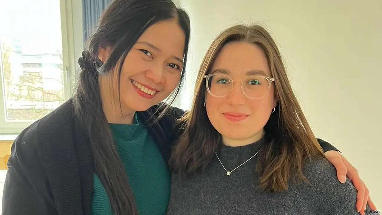 Fransiska Fischerauer, warga Indonesia di Hamburg bersama kawannya Martha. (DW Indonesia)