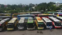 Sejumlah bus antar kota antar provinsi berjejer menunggu untuk mengangkut penumpang untuk pulang kampung di Terminal Pulogebang, Jakarta, Sabtu (9/6). Diperkirakan akan terjadi lonjakan arus mudik pada H-3 atau H-2 lebaran. (Merdeka.com/Imam Buhori)