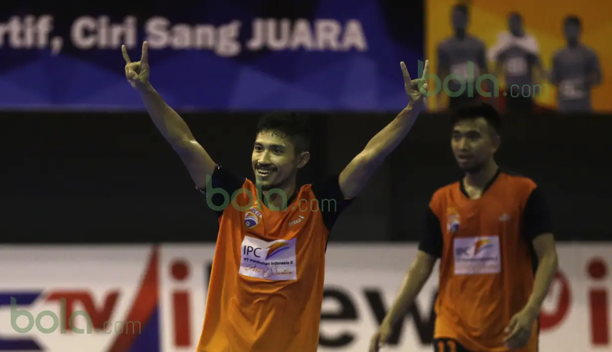 Pemain IPC Pelindo, Sandy Gempur Purnama, merayakan gol yang dicetaknya ke gawang WPK MBU Makassar dalam laga Seri III Grup B Wilayah Timur Pro Futsal League 2016 di GOR 17 Desember, Mataram, NTB, Sabtu (12/3/2016). (Bola.com/Arief Bagus)