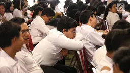 Peserta menunggu tes Seleksi Kompetensi Dasar (SKD) calon pegawai negeri sipil (CPNS) di Gedung Wali Kota Jakarta Selatan, Jumat (26/10). Tes SKD CPNS yang sedianya dimulai pukul 08.00 WIB namun molor. (Liputan6.com/Immanuel Antonius)