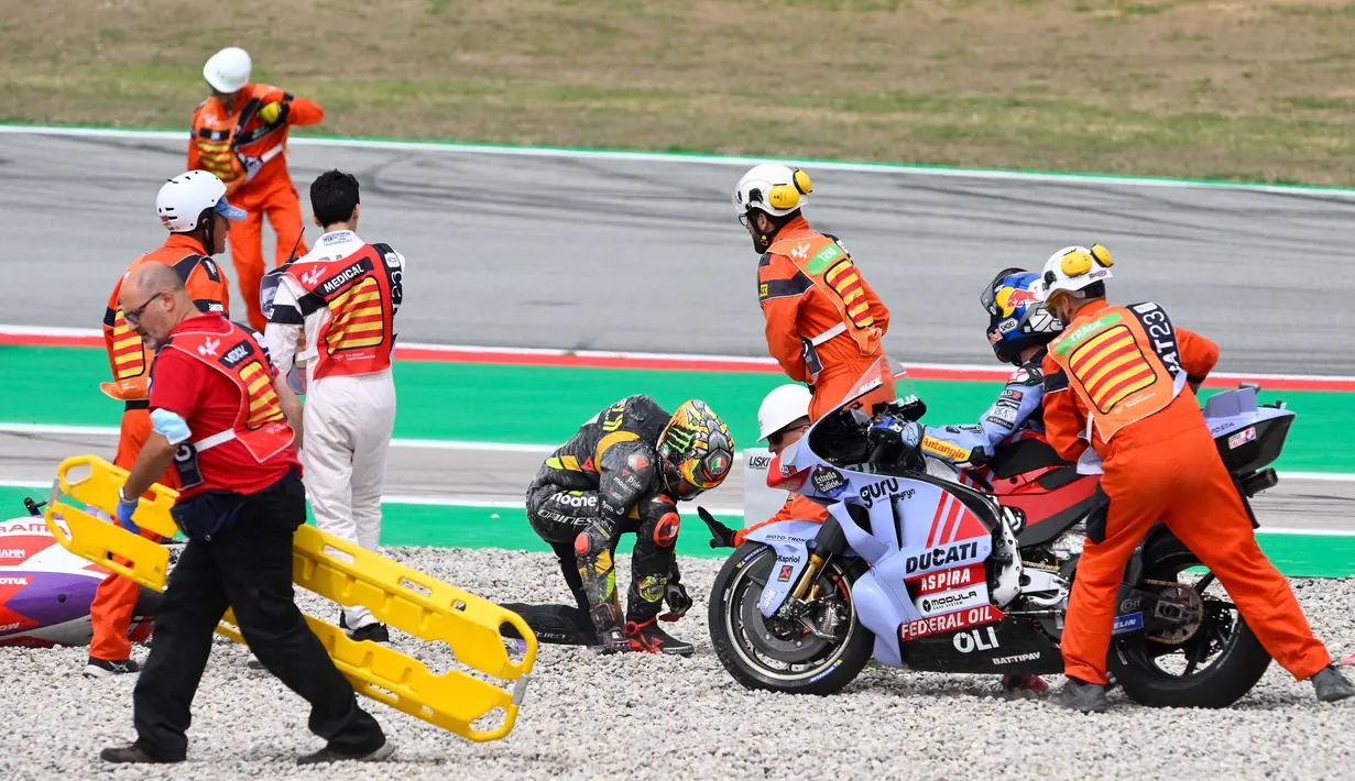 Kecelakaan berawal dari manuver Enea Bastianini saat melibas Tikungan 1 yang membuat dirinya turut menjatuhkan empat pembalap lainnya. (AFP/Josep Lago)