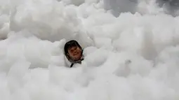 Peserta anak-anak tampak asyik bermain busa saat mengikuti Love Foam Run di Taiwan 29 Mei 2016. Semua kalangan dapat mengikuti perlombaan ini. ( REUTERS / Tyrone Siu)