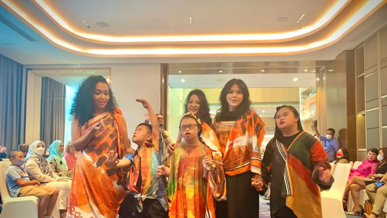 Gaya Anak-anak Down Syndrome Melenggang di Runway Pakai Baju Batik Rancangan Sendiri