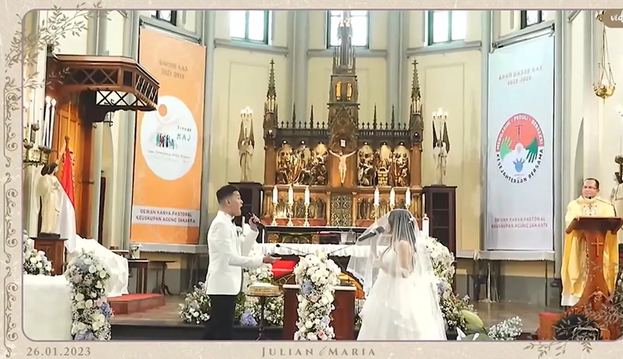 Dekorasi pernikahan Julian Jacob dan Maria Eka tak lepas dari perhatian netizen. Pasalnya, bagian dalam Gereja Katedral juga tampak dihiasi dengan berbagai rangkaian bunga yang didominasi berwarna putih. (Liputan6.com/YouTube/Julian & Maria)
