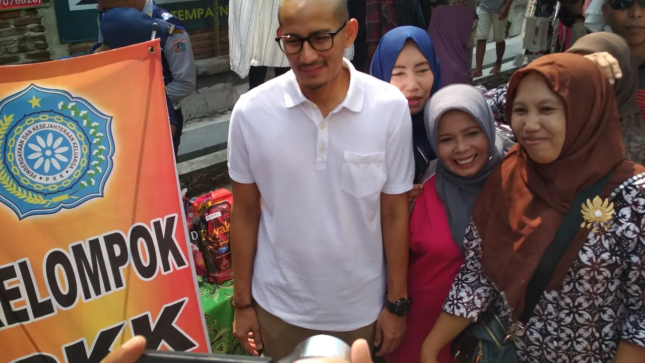 Wakil Gubernur DKI Jakarta Sandiaga Uno mengunjungi bazar ramadhan yang digelar di Pademangan, Jakarta Utara, Sabtu (2/6/2018) siang.