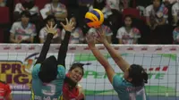 Pemain Jakarta Pertamina Energi, Agustin Wulandari, melakukan spike saat melawan Jakarta Elektrin PLN pada seri I Proliga 2018, di GOR UNY, Yogyakarta, Jumat (19/1/2018). (Bola.com/Ronald Seger Prabowo)