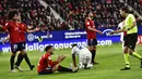 Pemain Osasuna memprotes keputusan wasit yang memberikan penalti kedua kepada Real Madrid pada pertandingan sepak bola La Liga Spanyol di Stadion El Sadar, Pamplona, Spanyol, 20 April 2022. Real Madrid menang 3-1. (AP Photo/Alvaro Barrientos)