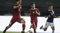 Striker Timnas Indonesia U-19, Hanis Saghara, menggiring bola saat melawan Kamboja U-19 pada laga persahabatan di Stadion Patriot, Bekasi, Rabu (4/10/2017). Indonesia menang 2-0 atas Kamboja. (Bola.com/Vitalis Yogi Trisna)