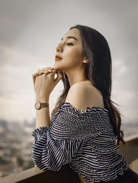 Pakai atasan cut off shoulder berkerut, gaya busana bintang film "Yowis Ben" ini bisa jadi inspirasi OOTD remaja masa kini. (Liputan6.com/IG/@anyageraldine)
