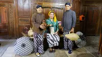 Paket berbusana Jawa, lengkap dengan kebaya, kain, dan beskap bagi lelaki, di Omah Kecebong, Yogyakarta. (Liputan6.com/Asnida Riani)