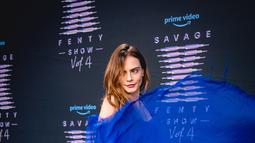 Cara Delevingne berpose sambil memainkan gaun tipis birunya saat menghadiri Rihanna "Savage X Fenty Show Vol. 4” perdana di Simi Valley, California pada 9 November 2022. Model itu tampil memukau dengan gaun biru cerah dan sepatu hak tinggi. (Matt Winkelmeyer/Getty Images/AFP)