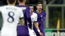 Foto pada tanggal 18 Februari 2016, Davide Astori (kanan) saat bertanding melawan Tottenham di Florence. Kapten Fiorentina yang juga pemain timnas Italia ini meninggal pada usia 31 tahun. (AFP Photo/Andreas Solaro)