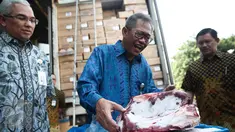 Direktur Utama Bulog Djarot Kusumayakti (tengah) mengecek daging sapi beku yang baru tiba di Gudang Bulog, Jakarta Utara, Kamis (9/6). Perum Bulog hari ini menerima kedatangan daging sapi beku sebanyak 300 ton asal Australia. (Liputan6.com/Faizal Fanani)