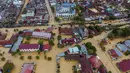 Foto udara ini memperlihatkan kawasan yang terendam banjir akibat hujan lebat selama sepekan terakhir dan jebolnya tanggul sungai di Lhoksukon, Aceh Utara pada 6 Oktober 2022. (AFP/Zikri Maulana)