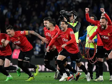 Para pemain Mallorca melakukan selebrasi setelah memenangkan pertandingan sepak bola leg kedua semifinal Copa del Rey (Piala Raja) Spanyol melawan Real Sociedad di Stadion Anoeta, San Sebastian pada 27 Februari 2024. (ANDER GILLENEA/AFP)