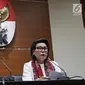 Wakil Ketua KPK Basaria Panjaitan (kanan) memberi keterangan saat konferensi pers di Gedung KPK, Jakarta, Senin (12/2). Marianus Sae merupakan Bupati Ngada yang juga bakal calon gubernur NTT. (Liputan6.com/Herman Zakharia)