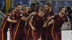 Para Pemain AS Roma merayakan gol Germany Antonio Rudiger pada lanjutan Liga Italia Serie A di Stadion Olympico, Roma, Minggu (10/1/2016) dini hari WIB. (AFP Photo/Andreas Solaro)