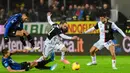 Striker Juventus, Gonzalo Higuain, menghindari tekel bek Atalanta, Rafael Toloi, pada laga Serie A Italia di Stadion Atleti Azzurri, Bergamo, Sabtu (23/11). Atalanta kalah 1-3 dari Juventus. (AFP/Miguel Medina)