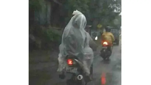 tingkah absurd orang saat hujan (foto: Kementrian Humor Indonesia)
