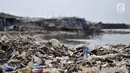 Hamparan sampah yang memenuhi pesisir Cilincing, Jakarta Utara, Rabu (28/3). Menurut warga, hamparan sampah tersebut telah memenuhi pesisir Cilincing sejak puluhan tahun lalu hingga kini menjadi daratan yang dapat dilintasi. (Merdeka.com/Iqbal S. Nugroho)