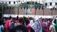 Ratusan warga Bandung tumpah ruah di Taman Teuku Umar, menyaksikan berbagai kegiatan seni hingga panggung musik.