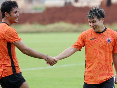 Pemain baru Persija Jakarta, Ryo Matsumura, bercanda dengan Aji Kusuma saat mengikuti sesi latihan di Nirwana Park, Sawangan, Depok, Rabu (31/5/2023). Pemain asal Jepang itu didatangkan Macan Kemayoran dari Persis Solo dan diikat dengan kontrak berdurasi tiga musim. (Bola.com/M Iqbal Ichsan)