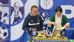 Wakil Ketua Umum I PSSI, Zainuddin Amali (kiri), Wakil Ketua Umum II PSSI, Ratu Tisha (kanan), melakukan potong tumpeng dalam perayaan ulang tahun PSSI yang ke-69 di Stadion Gelora Delta, Sidoarjo, Jawa Timur, Minggu (19/04/2026). (Bola.com/M Iqbal Ichsan)