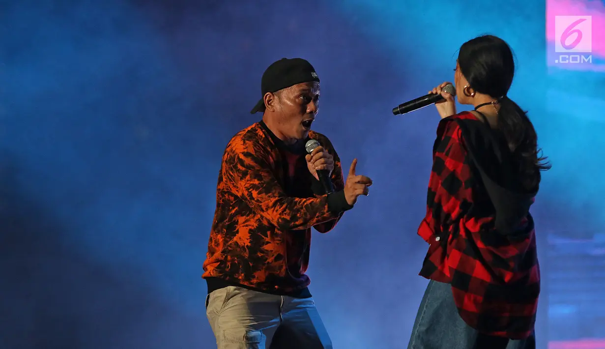 Penyanyi rap Iwa K menghibur penggemarnya dalam acara "Hodgepodge Superfest 2019", di Allianz Ecopark, Ancol, Sabtu (31/8/2019). Dalam penampilannya Iwa K membawakan beberapa lagu andalannya diantaranya Bebas, Malam Indah, dan Kram Otak. (Liputan6.com/Herman Zakharia)