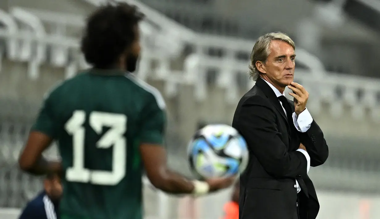 Pelatih Timnas Arab Saudi, Roberto Mancini (kanan), memperhatikan permainan anak asuhnya saat laga uji coba melawan Timnas Kosta Rika yang berlangsung di St James Park, Inggris, Sabtu (9/9/2023) dini hari. (AFP/Oli Scarff)
