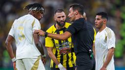 Ittihad FC, Karim Benzema melakukan protes terhadap keputusan wasit pada laga lanjutan Liga Arab Saudi melawan Al Nassr di King Abdullah Sports City, Jeddah, Arab Saudi, Sabtu (07/12/2024) dini hari WIB. (AFP)