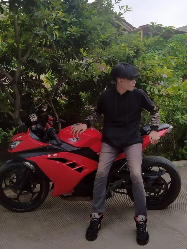 Jarang Tersorot, Ini 6 Potret Adam Batubara Anak Ucok Baba yang Berwajah Tampan