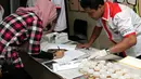 Komisi Pemberantasan Korupsi (KPK) bekerjasama dengan Badan Narkotika Nasional melakukan tes urine terhadap pegawai dan para tahanan, (11/8/2014). (Liputan6.com/Panji Diksana)