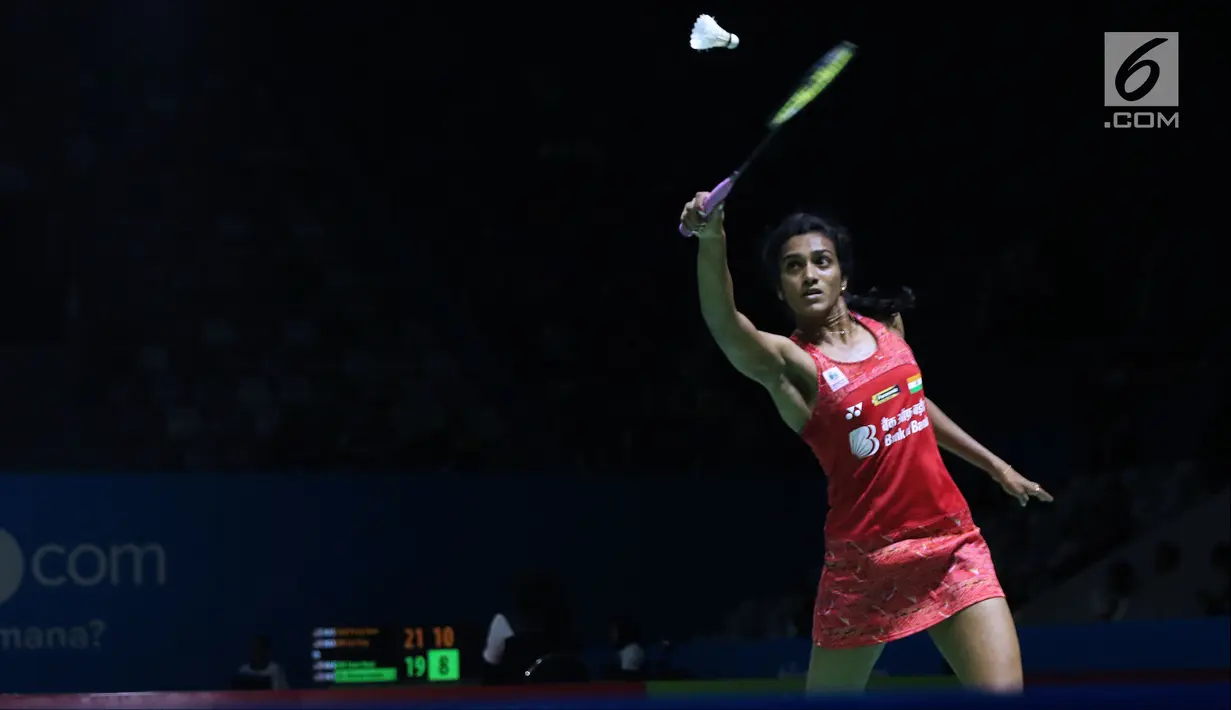 Tunggal putri India, V Sindhu Pusarla mengembalikan kok ke pebulu tangkis Thailand, Pornpawee Chochuwong pada 32 besar Indonesia Open 2018, Istora GBK, Jakarta, Rabu (4/7). V Sindhu Pusarla unggul 21-15, 19-21, 21-13. (Liputan6.com/Helmi Fithriansyah)