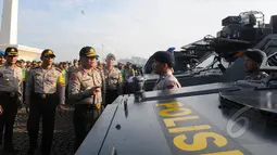 Kapolda Metro Jaya Irjen Unggung Cahyono (tengah) memeriksa kesiapan anggotanya pada apel gelar pasukan dalam rangka kesiapan pengamanan KAA ke-60 di Kawasan Monas, Jakarta,  Rabu (8/4/2015). (Liputan6.com/Herman Zakharia)