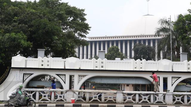 20161114-Pengecatan Pintu Air Bersejarah Masjid Istiqlal-Jakarta