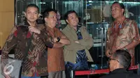 Direktur PT Agung Sedayu Group, Richard Halim Kusuma (kedua kanan) berada di lobi KPK usai menjalani pemeriksaan, Jakarta, Jumat (29/4). Richard diperiksa sebagai saksi dari tersangka Ariesman Widjaja. (Liputan6.com/Helmi Afandi) 