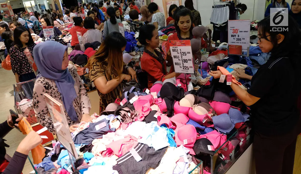 Pengunjung memilih barang obral di Gerai Matahari Mall di Taman Anggrek, Jakarta, Sabtu (25/11). Jelang ditutup permanen, Matahari Mall menggelar diskon besar-besaran, gerai Matahari di Taman Anggrek akan ditutup (3/12/2017). (liputan6.com/Angga Yuniar)